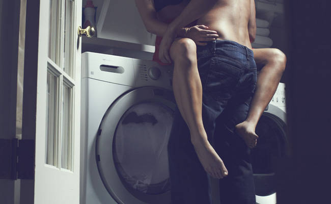 Casal transa em cima da máquina de lavar roupa